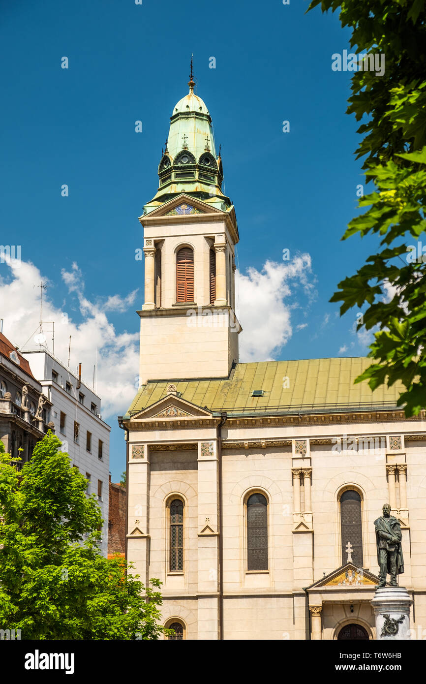 Zagabria, Croazia, fiori square, chiesa ortodossa serba tra alberi Foto Stock