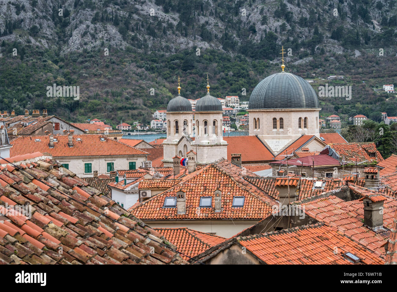 Tetti in tegole rosse a Kotor Foto Stock