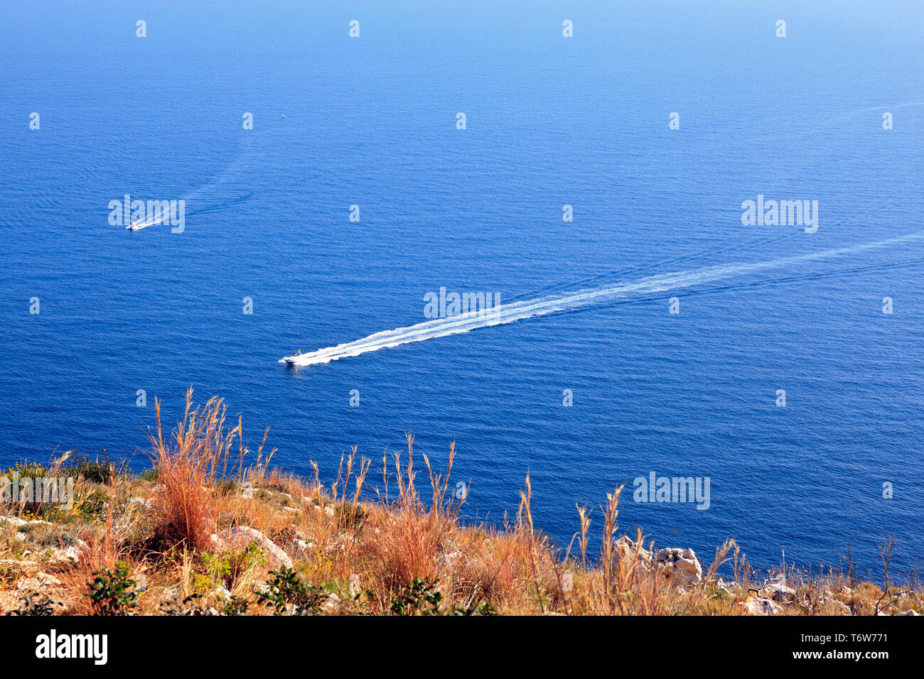 Nella scia di barche veloci a Cap Sant Antoni, Javea, Spagna Foto Stock