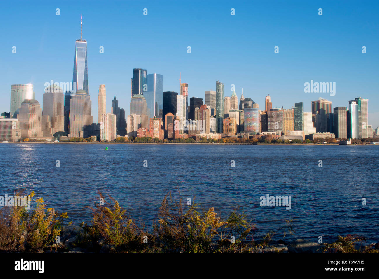 Vista di NYC per via navigabile e il World Financial Center di Liberty State Park in Jersey City, New Jersey Foto Stock