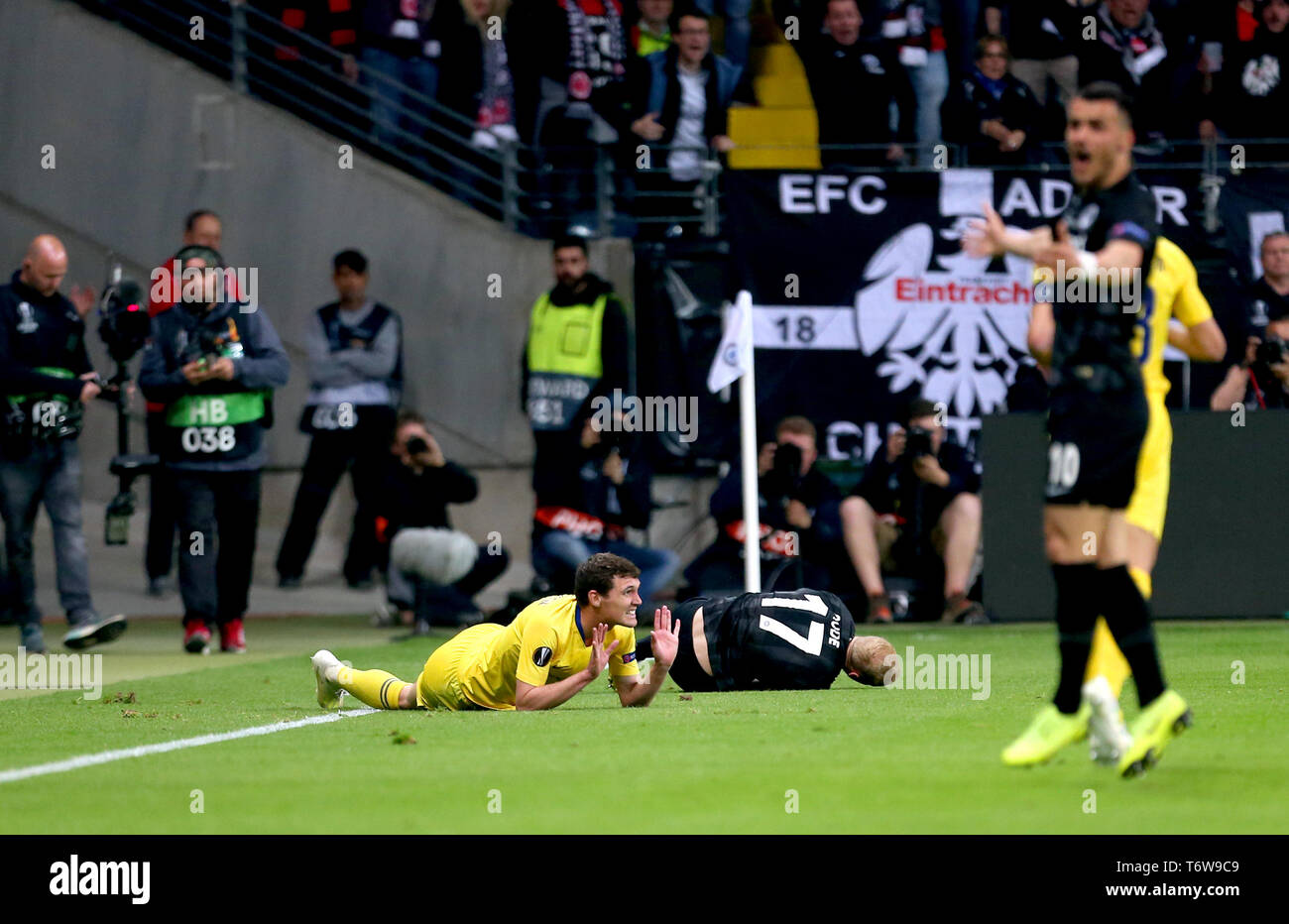 Chelsea Andreas Christensen (sinistra) collide con Eintracht Frankfurt di Sebastian Rode risultante in un cartellino giallo durante la UEFA Europa League Semi finale, la prima gamba corrispondono a Francoforte Stadion, Francoforte. Foto Stock