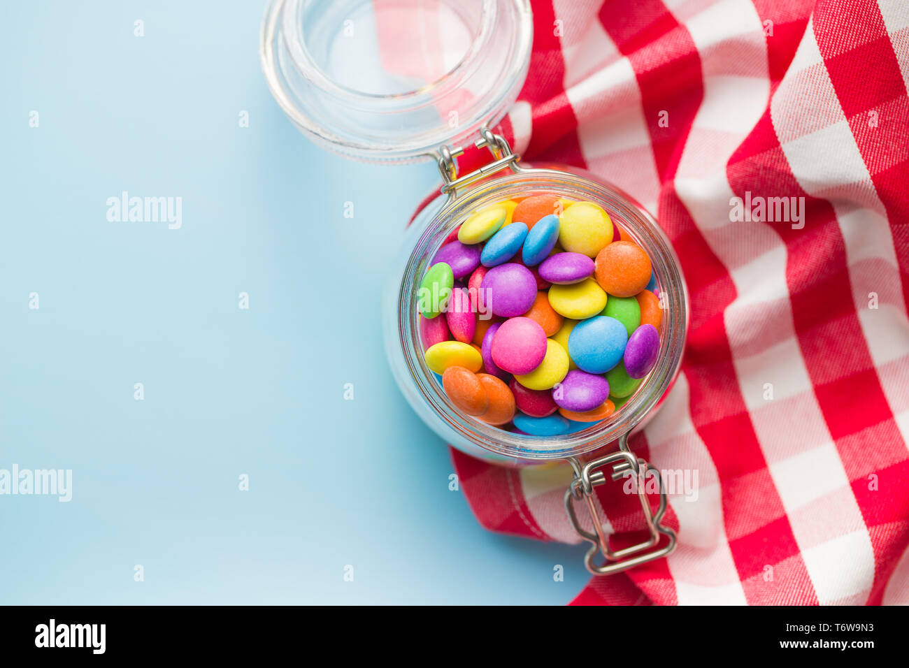 Cioccolato colorato candy pillole in barattolo. Foto Stock