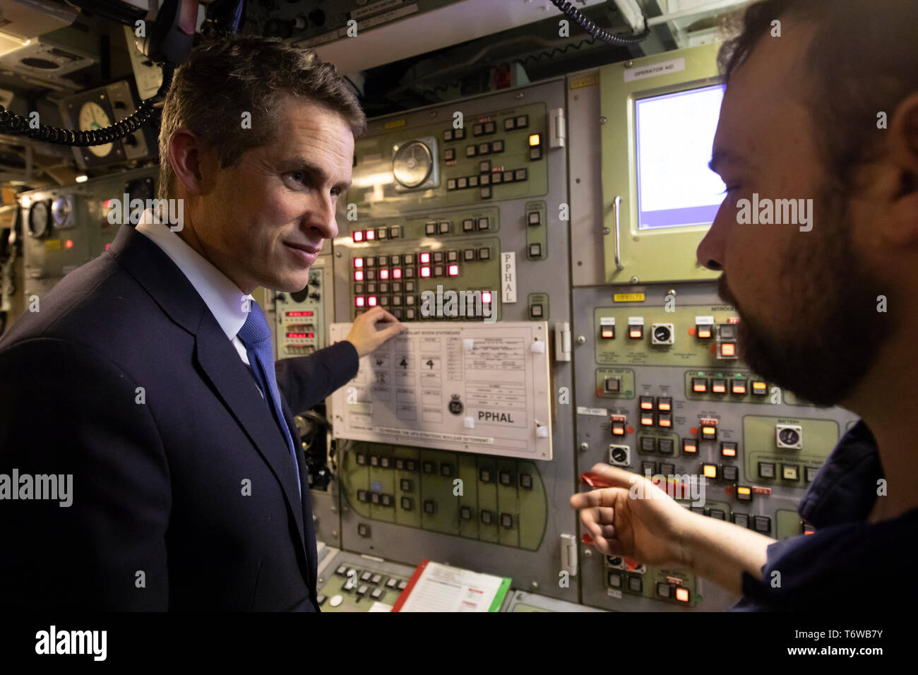 È sotto embargo per 0001 Venerdì 3 maggio ex Segretario alla difesa Gavin Williamson (sinistra) durante una visita di HMS vigili al HM Base Navale Clyde, Faslane, Il Vanguard-classe porta sottomarino britannico della Trident deterrente nucleare. Foto Stock