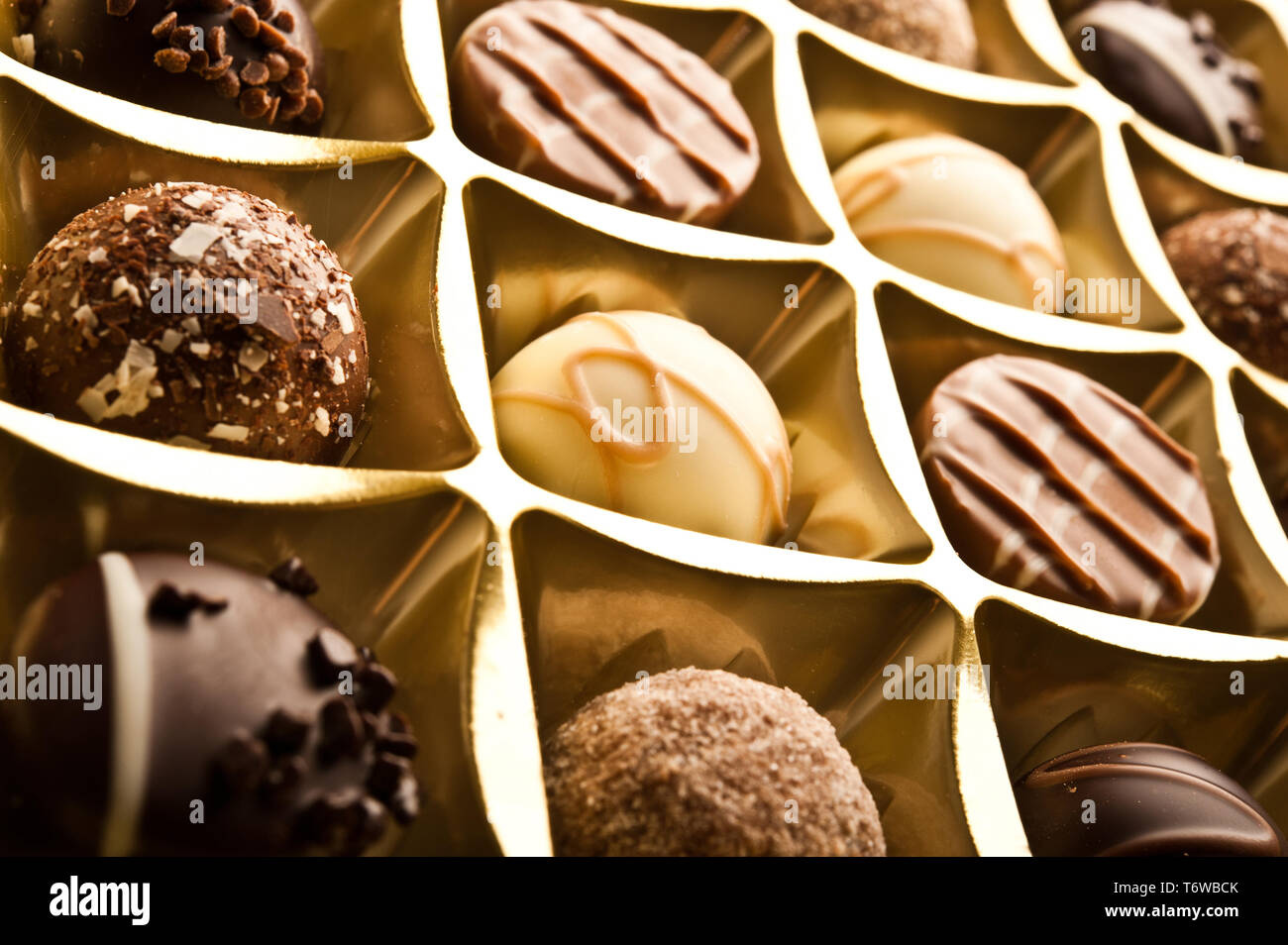 Praline di cioccolato in una scatola Foto Stock