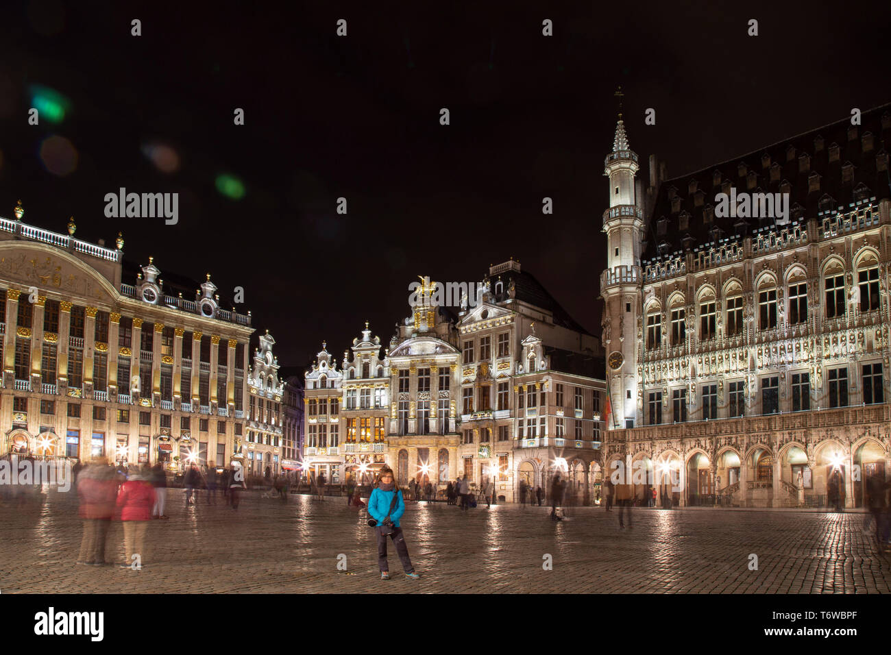 La Grand Place è la piazza centrale di Bruxelles. È circondato da guildhalls opulenti e due grandi edifici della città Town Hall e il re Foto Stock