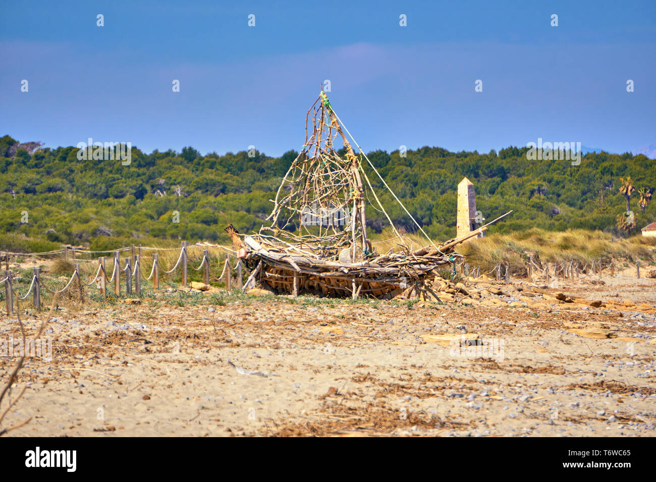 Barca fatta di rifiuti trovati sulla spiaggia durante una giornata di sole Foto Stock