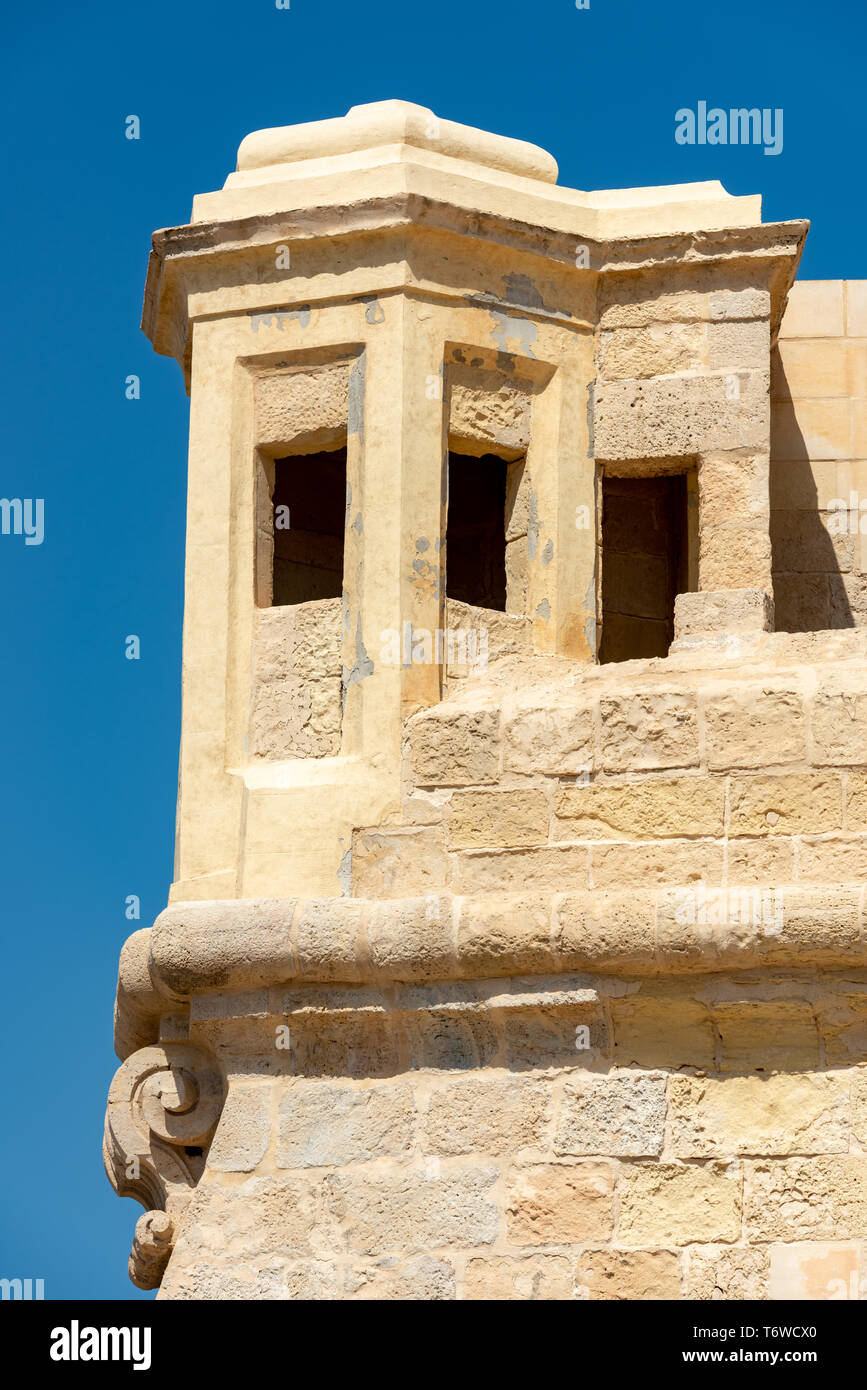 Una torre di vedetta sul bastione di Fort St Elmo affacciato per Malta il Grand Harbour Foto Stock