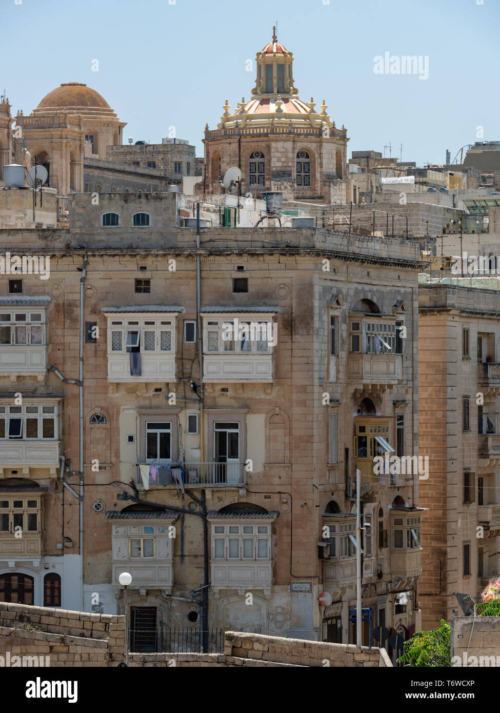 La cupola barocca e la lanterna della Basilica barocca di San Domenico sorgono sugli storici edifici calcarei della Valletta Foto Stock