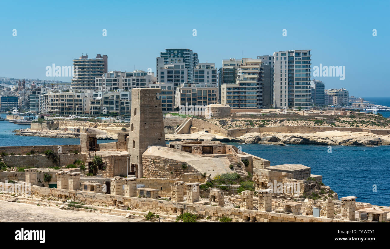 Storico e moderno fianco a fianco a Malta. Le fortezze calcaree di Sant'Elmo e Tigné contrastano con i moderni blocchi di appartamenti di Sliema. Foto Stock