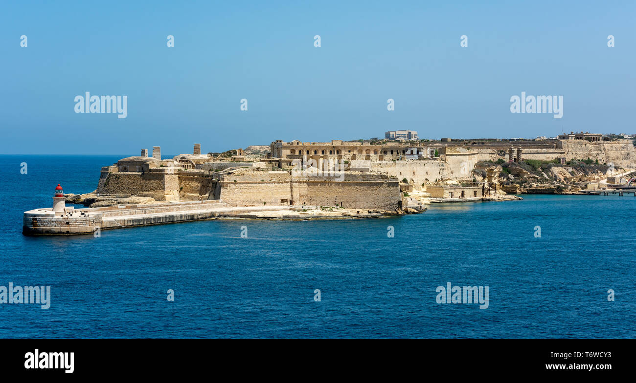 Le storiche fortificazioni in pietra calcarea del Forte Ricasoli, sul punto delle fienate di Kalkara, custodissero l'ingresso al Grand Harbour della Valletta. Foto Stock
