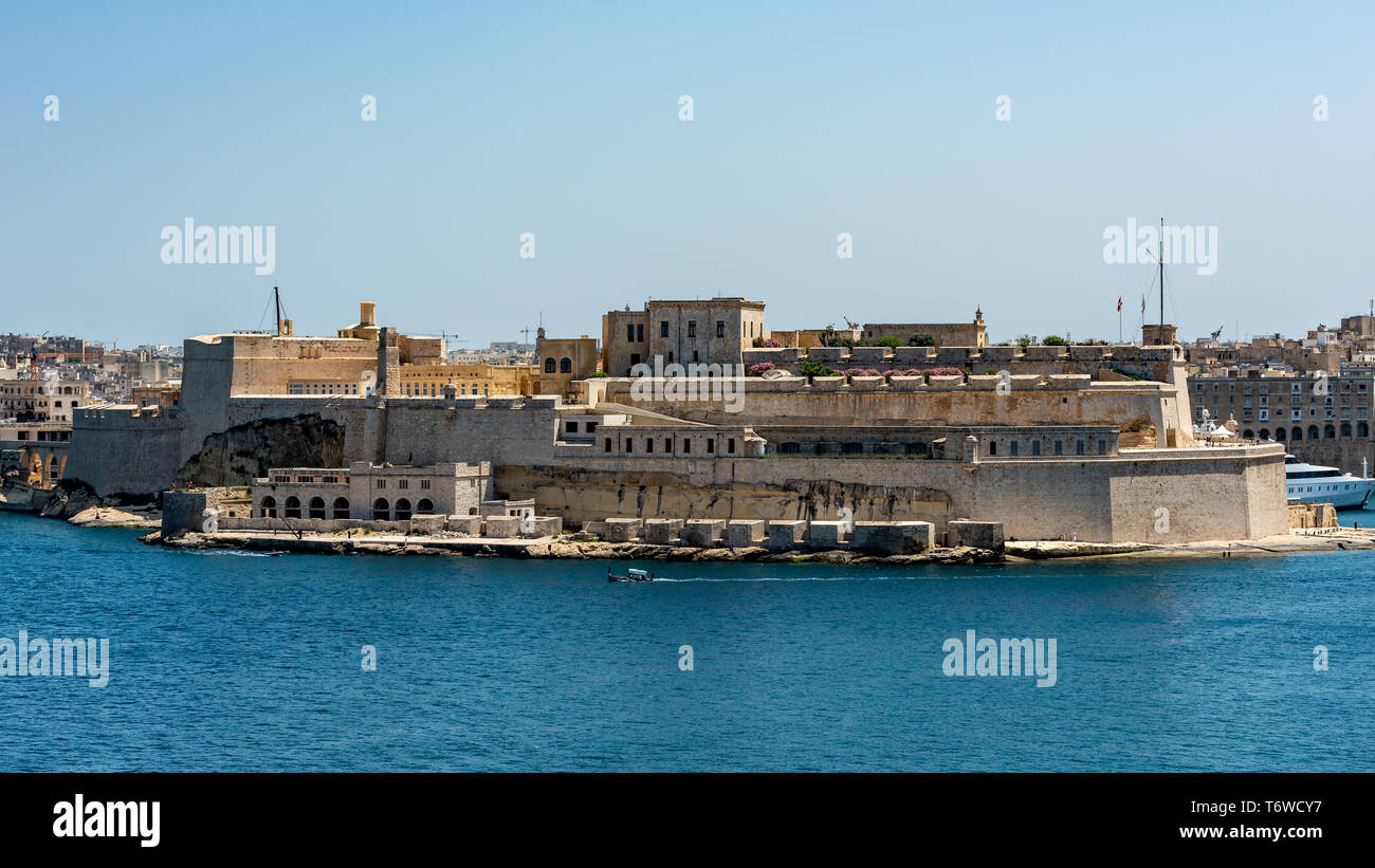 Le imponenti fortificazioni calcaree del Forte Sant'Angelo si affacciano sul Grand Harbour di la Valletta Foto Stock