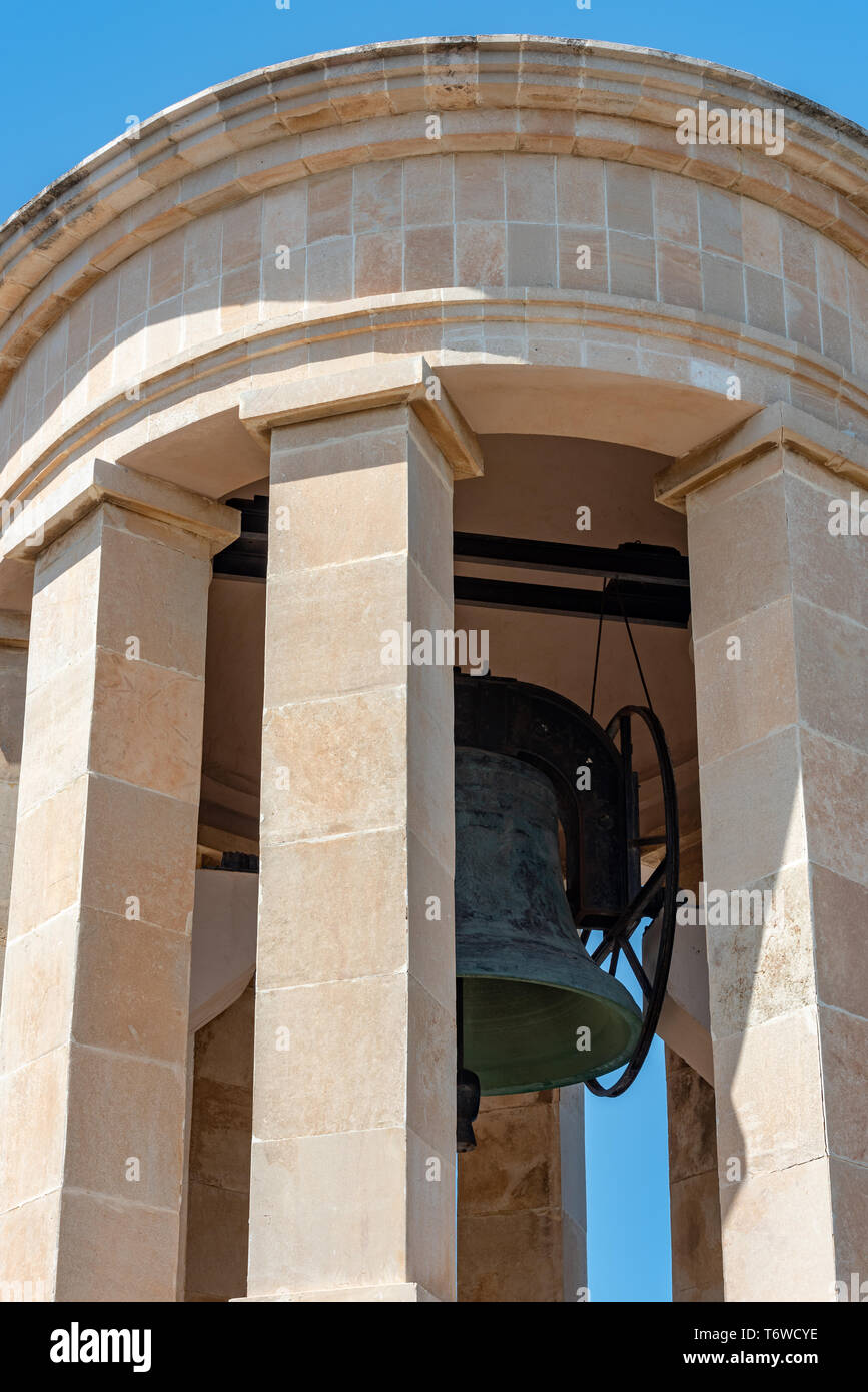 Ogni giorno a mezzogiorno suona la più grande campana di Malta, il suo boom risuona sulle acque del Grand Harbour in ricordo dell'assedio di Malta Foto Stock