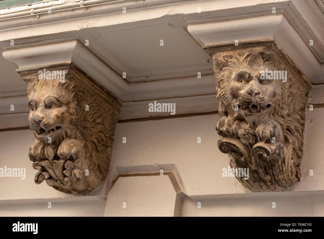 I leoni accovacciati fungono da corbelli ornati che sostengono un tradizionale balcone chiuso della gallarija maltese su un edificio a la Valletta. Foto Stock