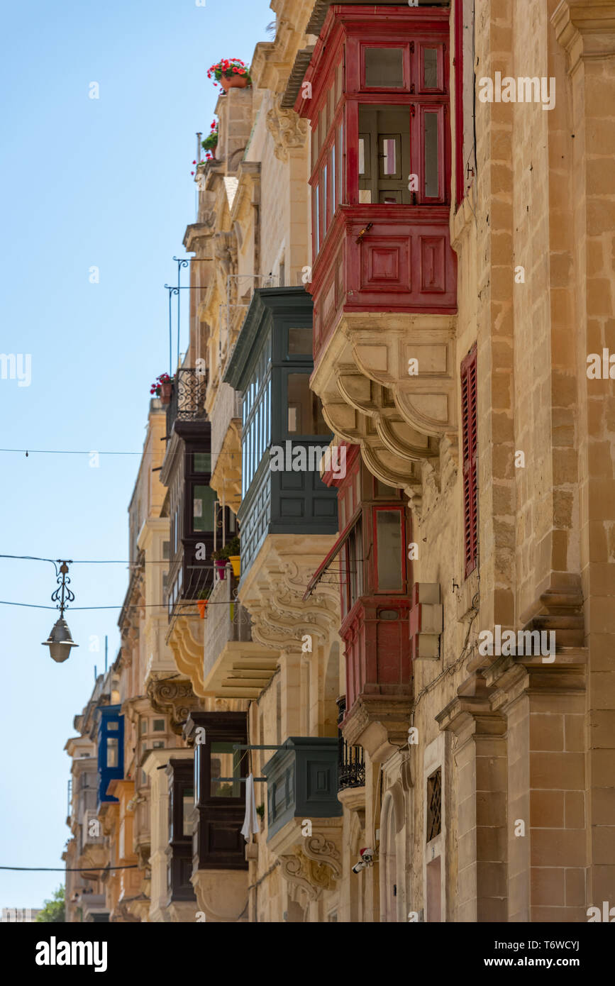 Tradizionali case di maltese in Valletta con la loro vibrante, racchiusi in legno balconi (galleriji) e facciate di pietra calcarea Foto Stock