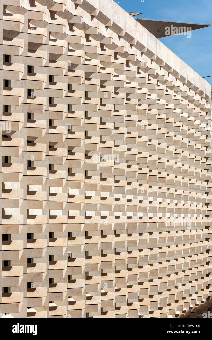 La facciata meridionale di Renzo Piano è la sede del Parlamento a La Valletta con il suo modello di ornati di angolato di blocchi di pietra calcarea estratta in Gozo& sagomato in Italia Foto Stock