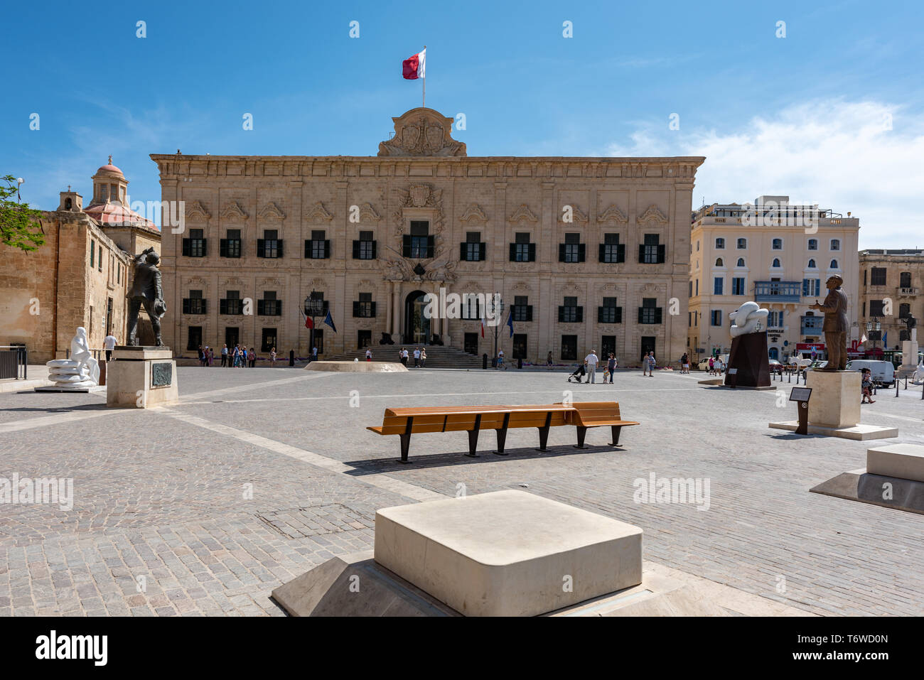 La facciata barocca dell'Auberge de Castille si affaccia su Piazza della Castiglia della Valletta con le sue statue di Manwel Dimech e Dom Mintoff. Foto Stock