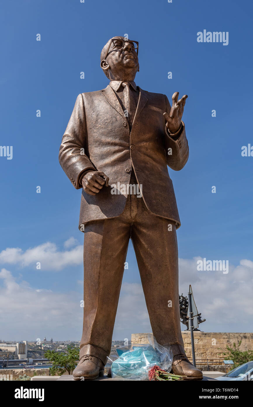 La statua in bronzo del 2018 di Noel Galea del primo Ministro di Malta, e il leader del Partito Laburista, Dom Mintoff, in Piazza della Castiglia della Valletta. Foto Stock