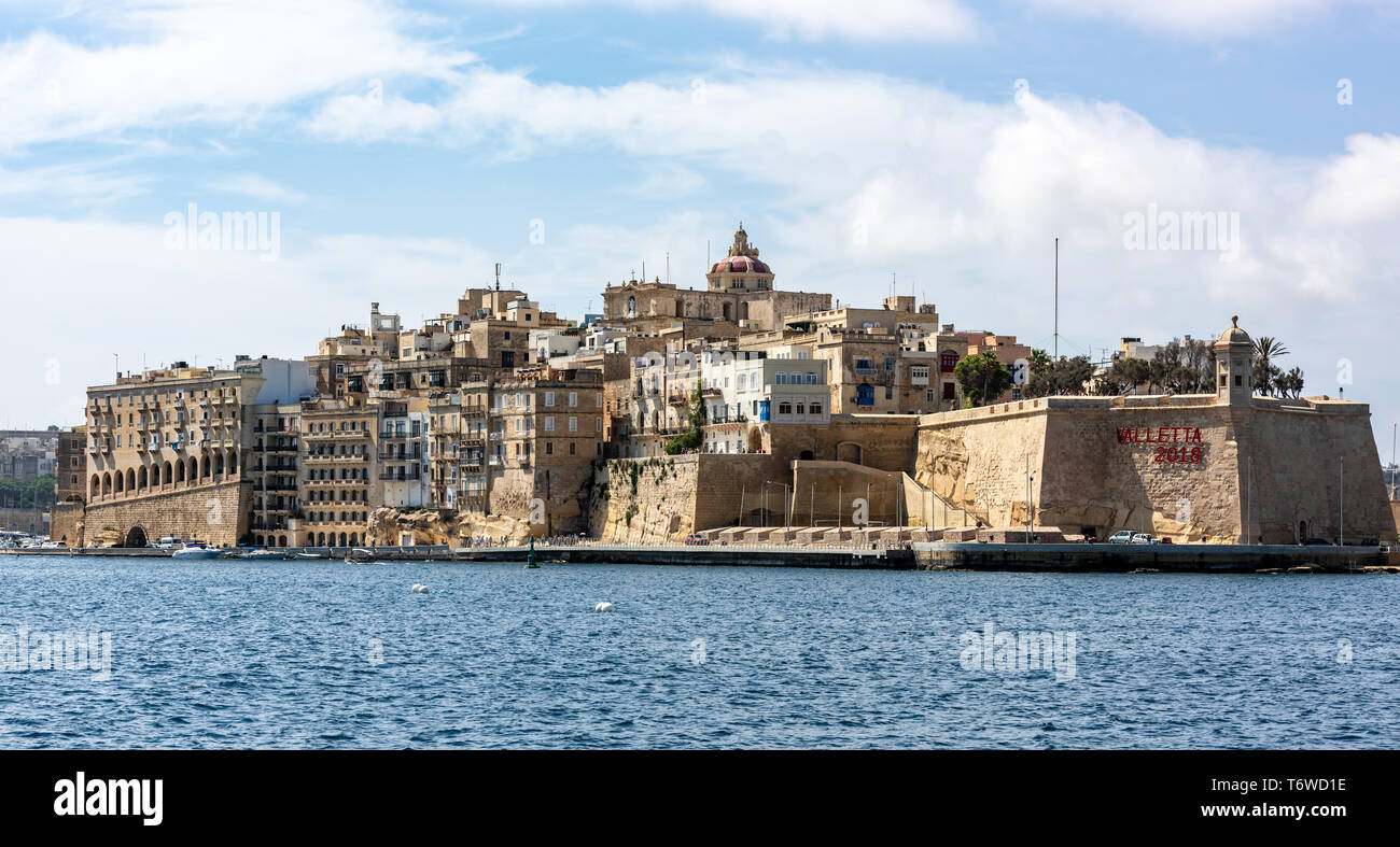 Una vista di Senglea dal Grand Harbour, con la cupola e la lanterna della Chiesa di San Filippo che si innalzano sopra i tradizionali edifici calcarei maltesi Foto Stock