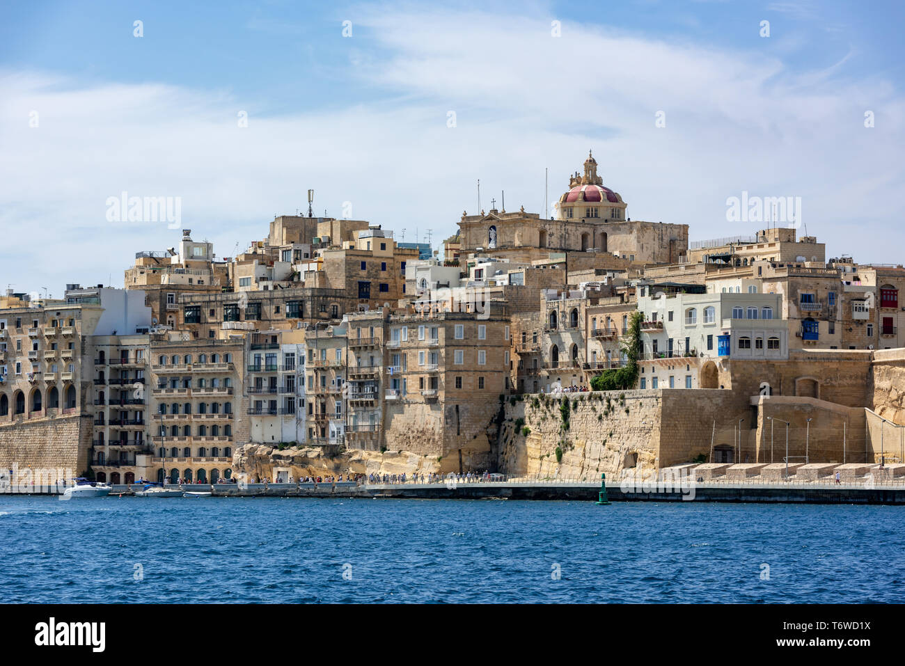 Una vista di Senglea dal Grand Harbour, con la cupola e la lanterna della Chiesa di San Filippo che si innalzano sopra i tradizionali edifici calcarei maltesi Foto Stock