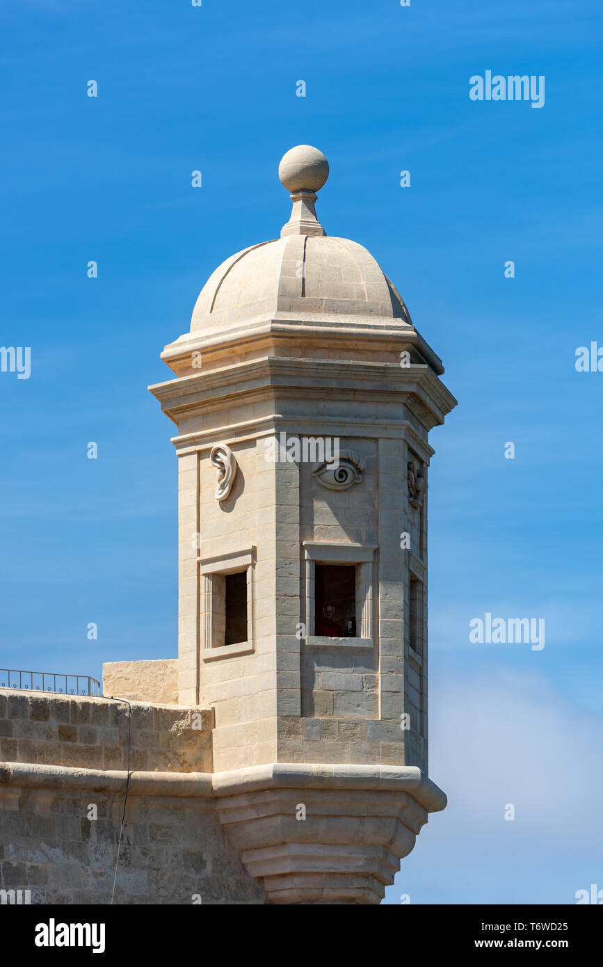 Una torre di guardia Gardjola in pietra calcarea nei Giardini Gardjola a Senglea. L'occhio e l'orecchio scolpiti rappresentano la tutela e l'osservanza che proteggono Malta Foto Stock