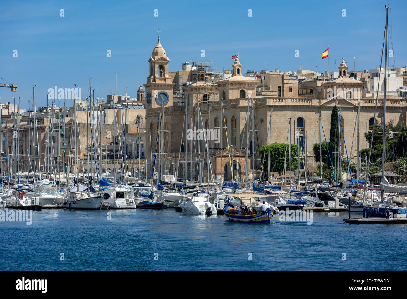 Il Museo Marittimo di Malta si affaccia sul lungomare di Vittoriosa sulle numerose barche che affollano il Grand Harbour Marina di il-Birgu Foto Stock