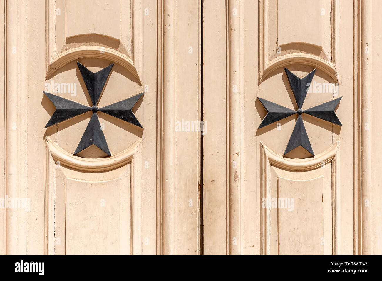 Decorazione decorativa della porta con la Croce di San Giovanni sulla porta dell'Oratorio della Santa Croce a il-Birgu a Malta. Foto Stock
