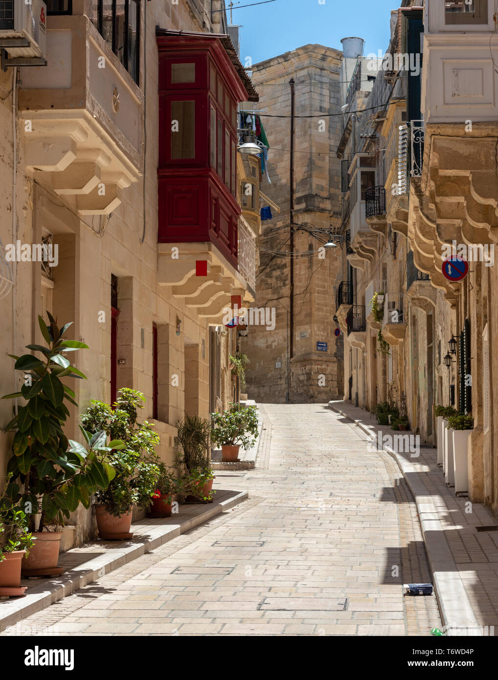 Le pittoresche e storiche stradine tortuose di il-Birgu di Malta (Città Vittoriosa) Foto Stock