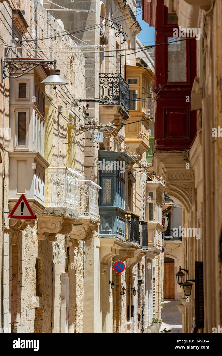 Tradizionali case di maltese in Valletta con la loro vibrante, racchiusi in legno balconi (galleriji) e facciate di pietra calcarea Foto Stock