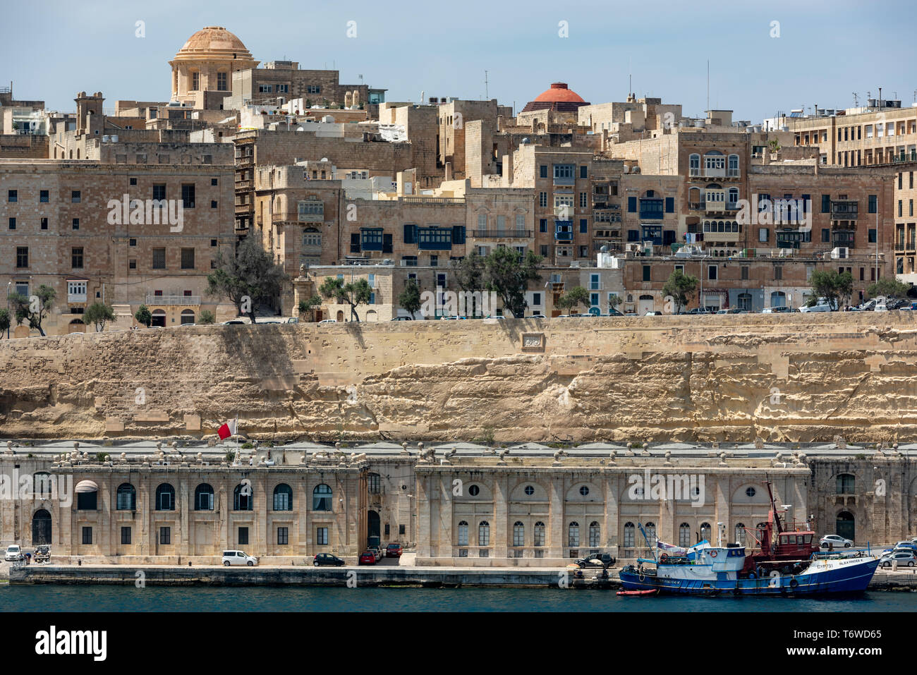 Gli storici edifici calcarei di Quarry Wharf & la Valletta sorgono dal Grand Harbour alle cupole della Chiesa dei Gesuiti e della Chiesa di San Roque Foto Stock