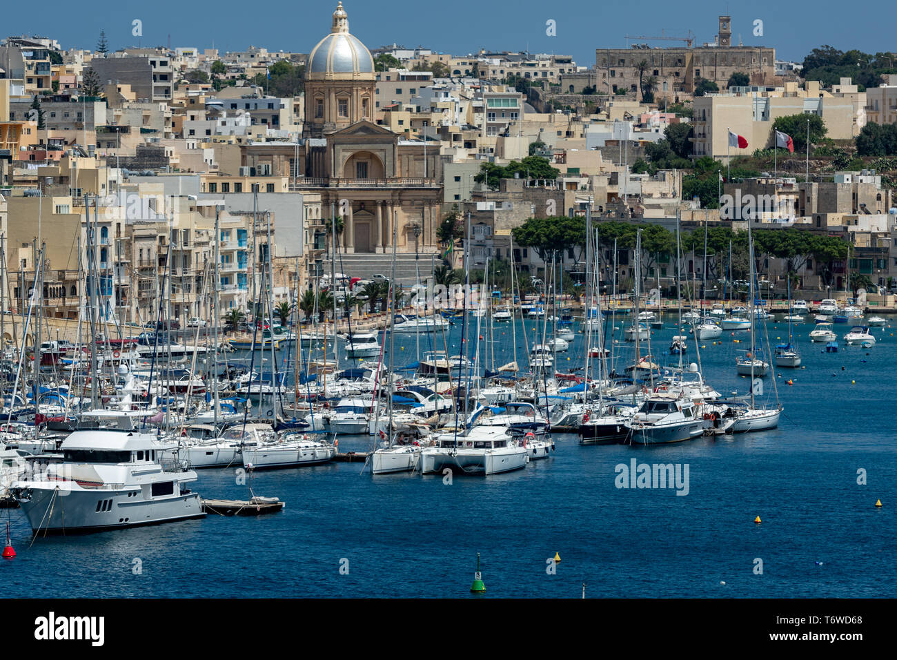 Chev. La Parrocchiale di Kalkara di Vincenzo Bonello si affaccia sugli yacht e sulle imbarcazioni da diporto ormeggiate nel torrente il-Kalkara di Kalkara, Malta Foto Stock