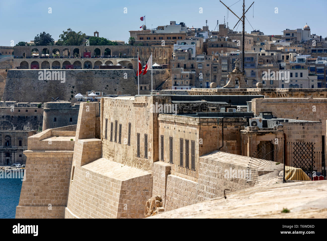 Vista della batteria di Saluting e dei Giardini Barrakka superiori a la Valletta dai bastioni calcarei del Forte Sant'Angelo a il-Birgu Foto Stock