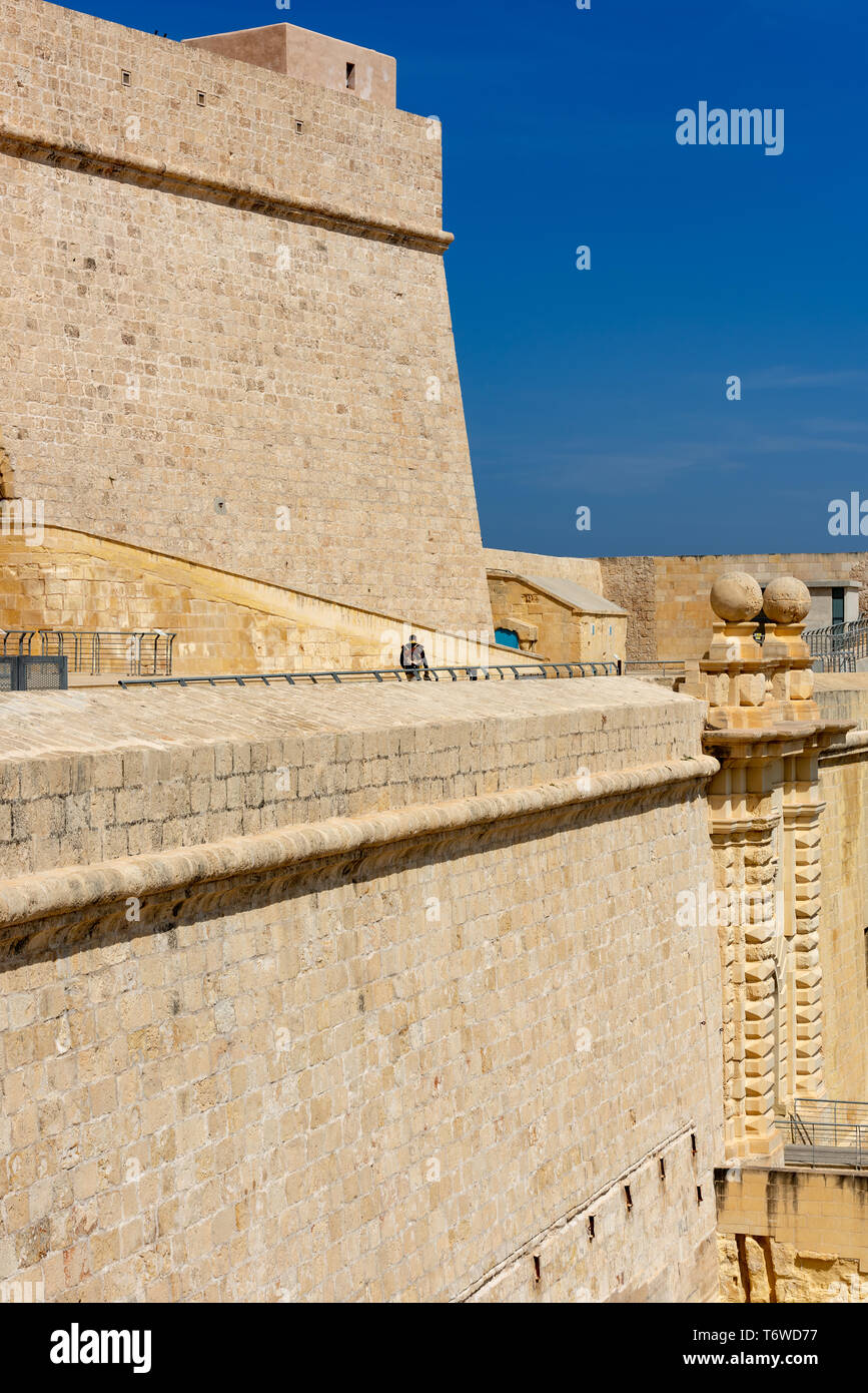 Le imponenti pareti calcaree del Forte Sant'Angelo sorgono dal Porto Grande a la Valletta, Malta Foto Stock