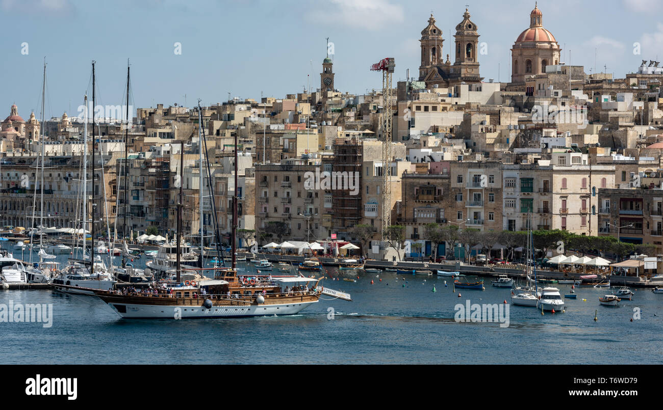 La storica nave a vela Faith naviga lungo il Dockyard Creek nel Grand Harbour di Valletta e si affaccia sulla Basilica della Natività di Maria, Senglea Foto Stock