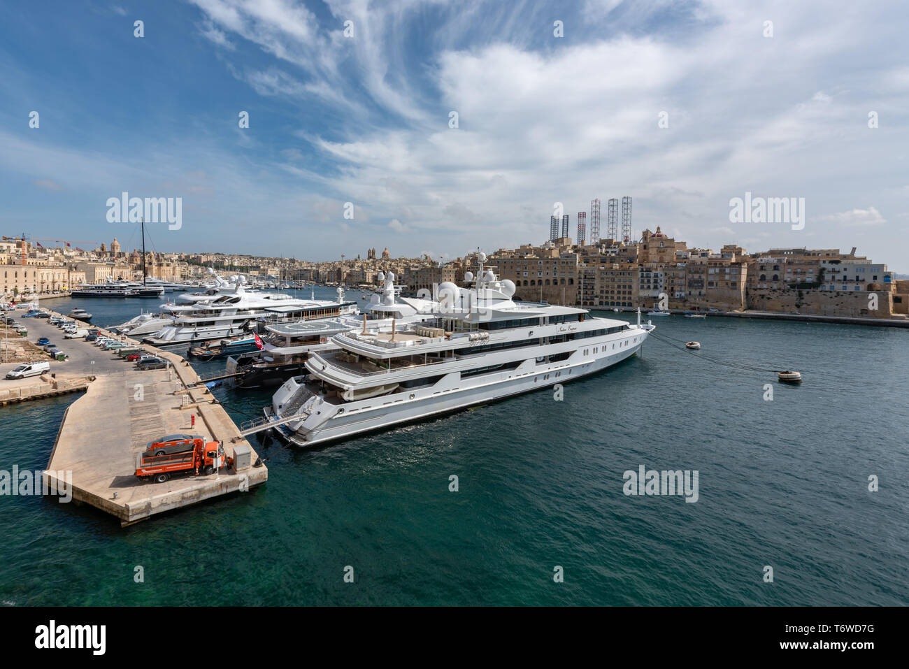 Il lusso super yacht Sea Rhapsody, piano B, Imperatrice indiano e aria, ormeggiato in Dockyard Creek a La Valletta Grand Harbour. Foto Stock