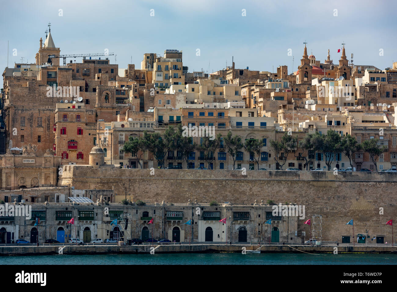 Gli storici edifici calcarei di Quarry Wharf e Valletta sorgono dal Grand Harbour alle torri gemelle della Co-Cattedrale di San Giovanni e del relitto St Paul Foto Stock