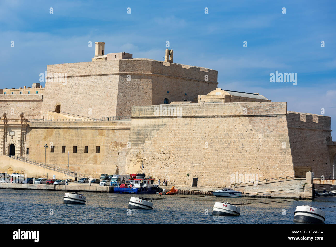 L'imponente massa del Forte Sant'Angelo domina il Porto Grande a la Valletta, Malta Foto Stock