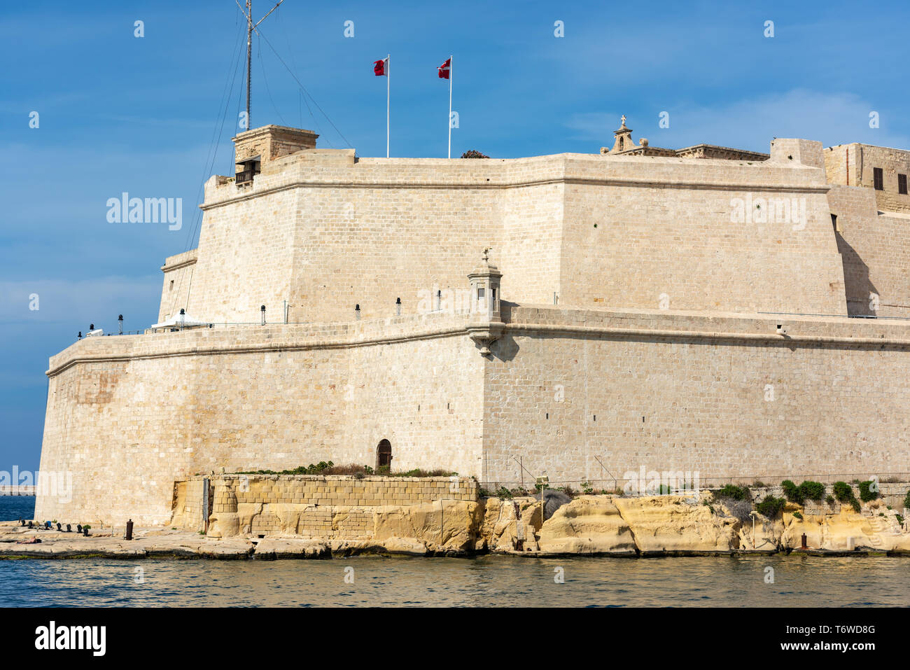 L'imponente massa del Forte Sant'Angelo domina il Porto Grande a la Valletta, Malta Foto Stock