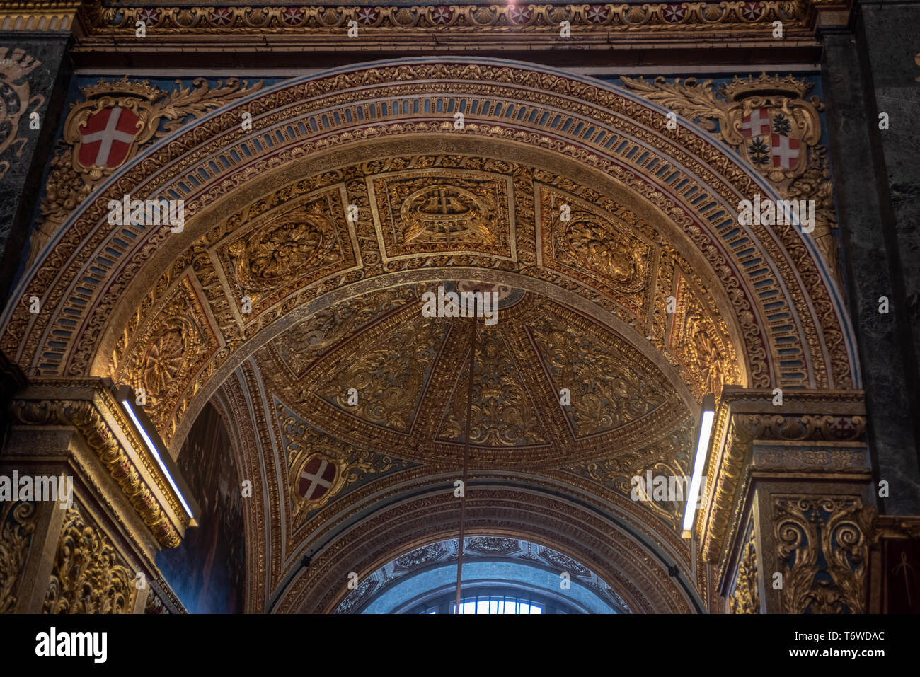 Un arco intagliato attraversa l'ingresso alla Cappella delle Langhe d'Italia nella Concattedrale di San Giovanni a la Valletta Foto Stock