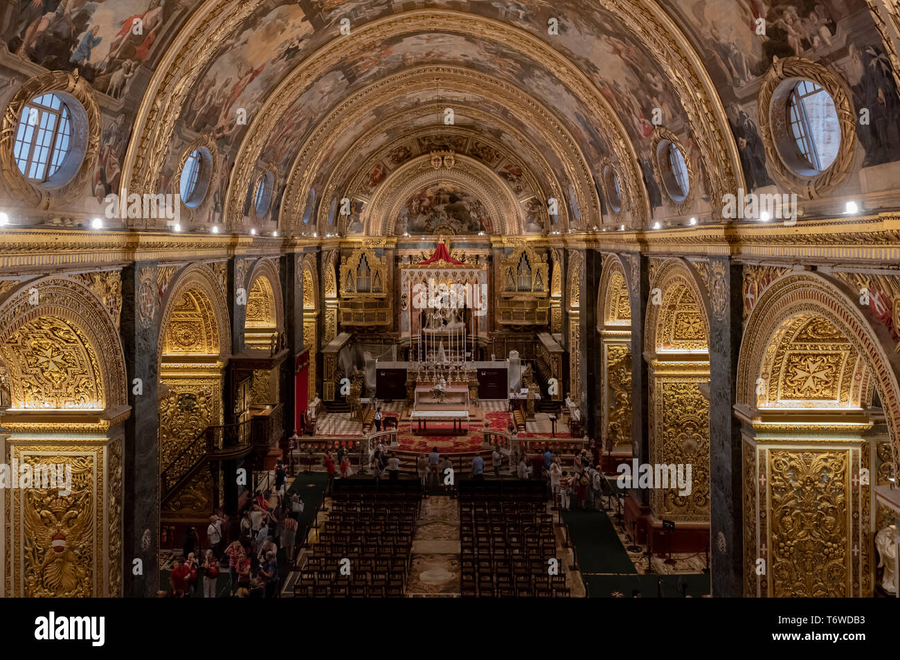 La trasformazione barocca di Mattia Preti della navata della Concattedrale di San Giovanni a la Valletta con i suoi affreschi raffiguranti gli episodi della vita di San Giovanni Foto Stock