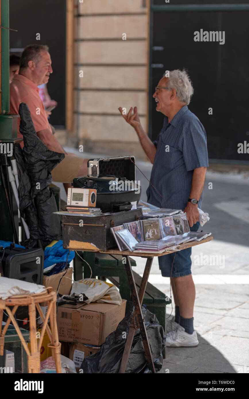 'Uomo Mandolin' al suo stand di musica tradizionale Maltese Mandolin a Valletta Foto Stock