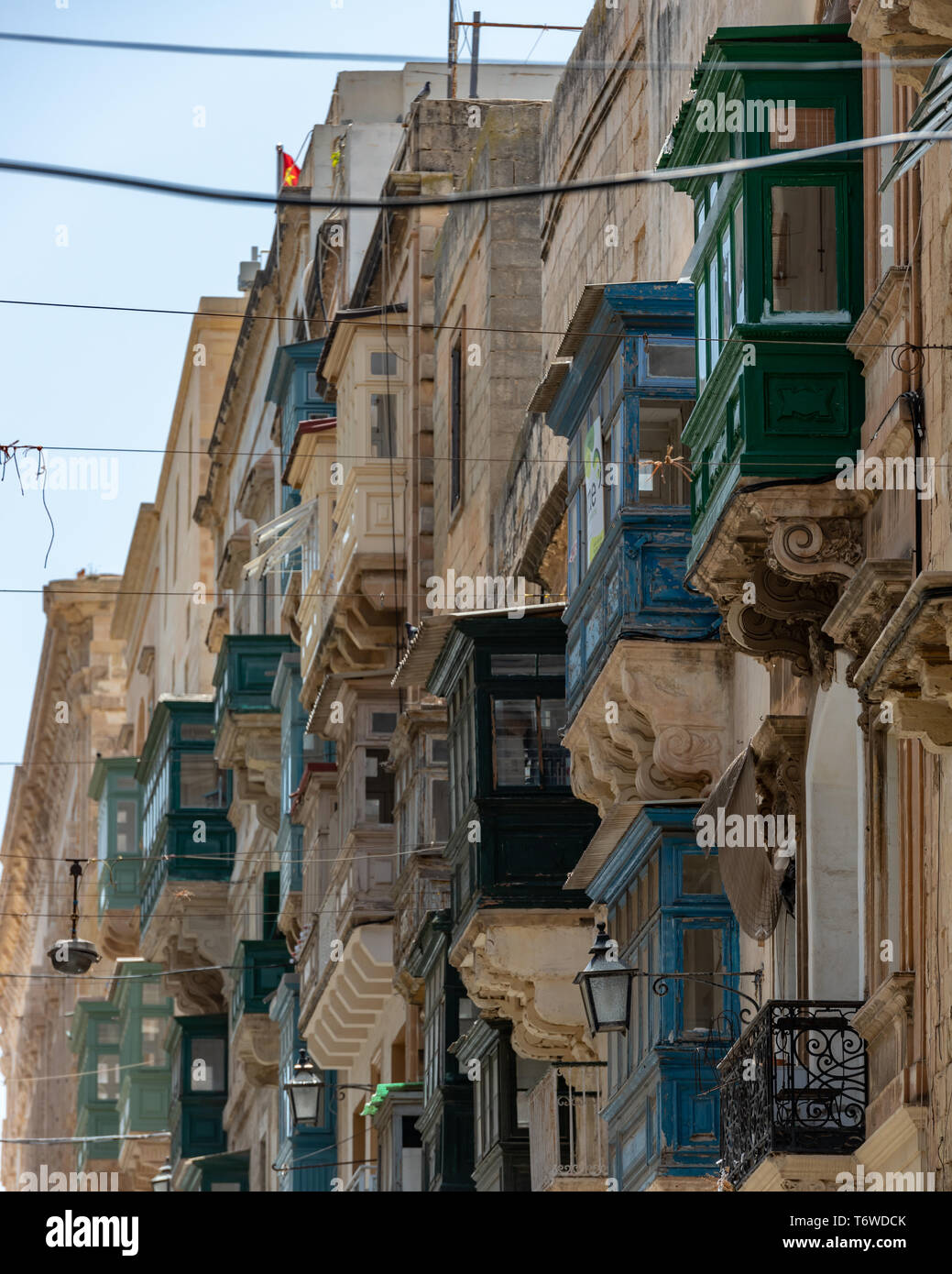 Tradizionali case di maltese in Valletta con la loro vibrante, racchiusi in legno balconi (galleriji) e facciate di pietra calcarea Foto Stock