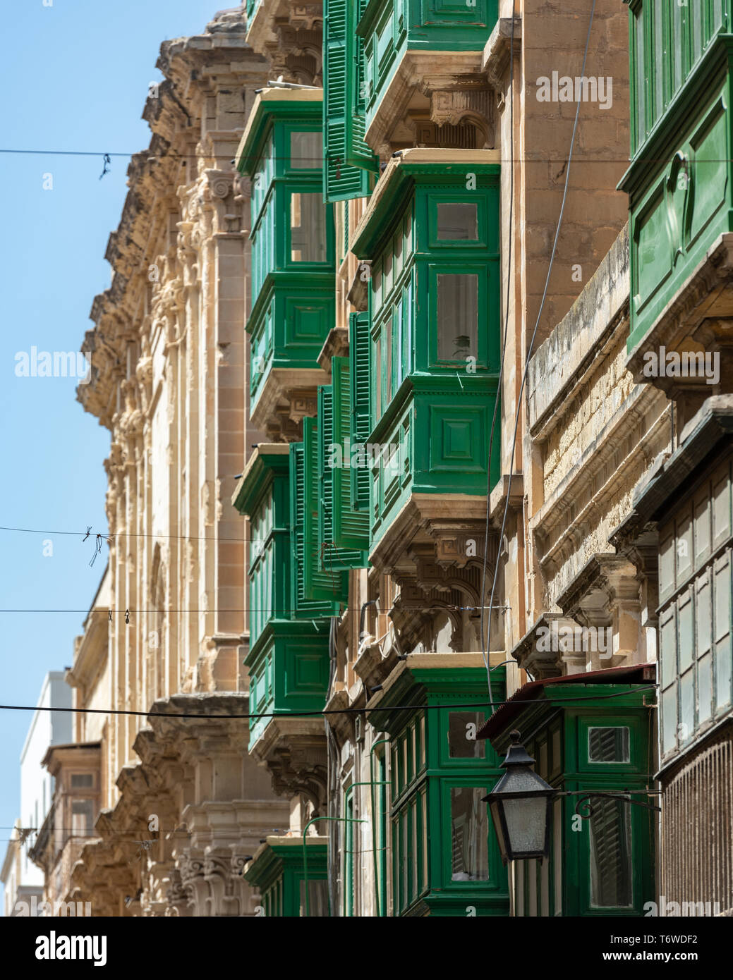 Tradizionali case di maltese in Valletta con la loro vibrante, racchiusi in legno balconi (galleriji) e facciate di pietra calcarea Foto Stock