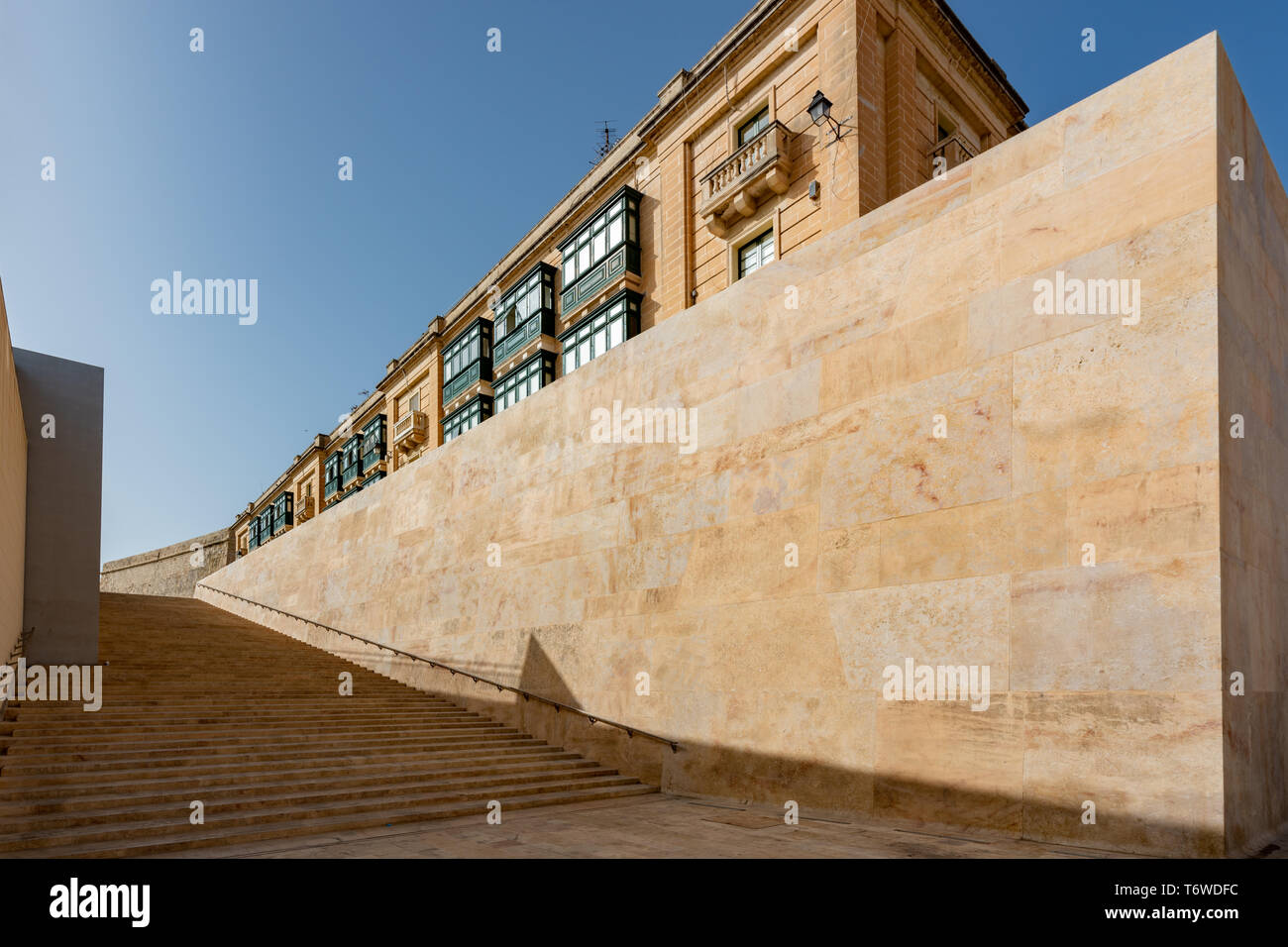 Un'ampia serie di scalini si innalzano dal ridisegnato Triq ir-Repubblica di Renzo piano, (via Repubblica) a Triq il-Papa Piju V (via Papa Pio V), la Valletta Foto Stock