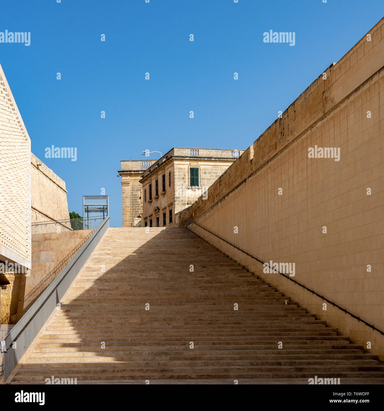 Un'ampia serie di scalini si innalzano dal ridisegnato Triq ir-Repubblica di Renzo piano, (via Repubblica) a Triq il-Papa Piju V (via Papa Pio V), la Valletta Foto Stock