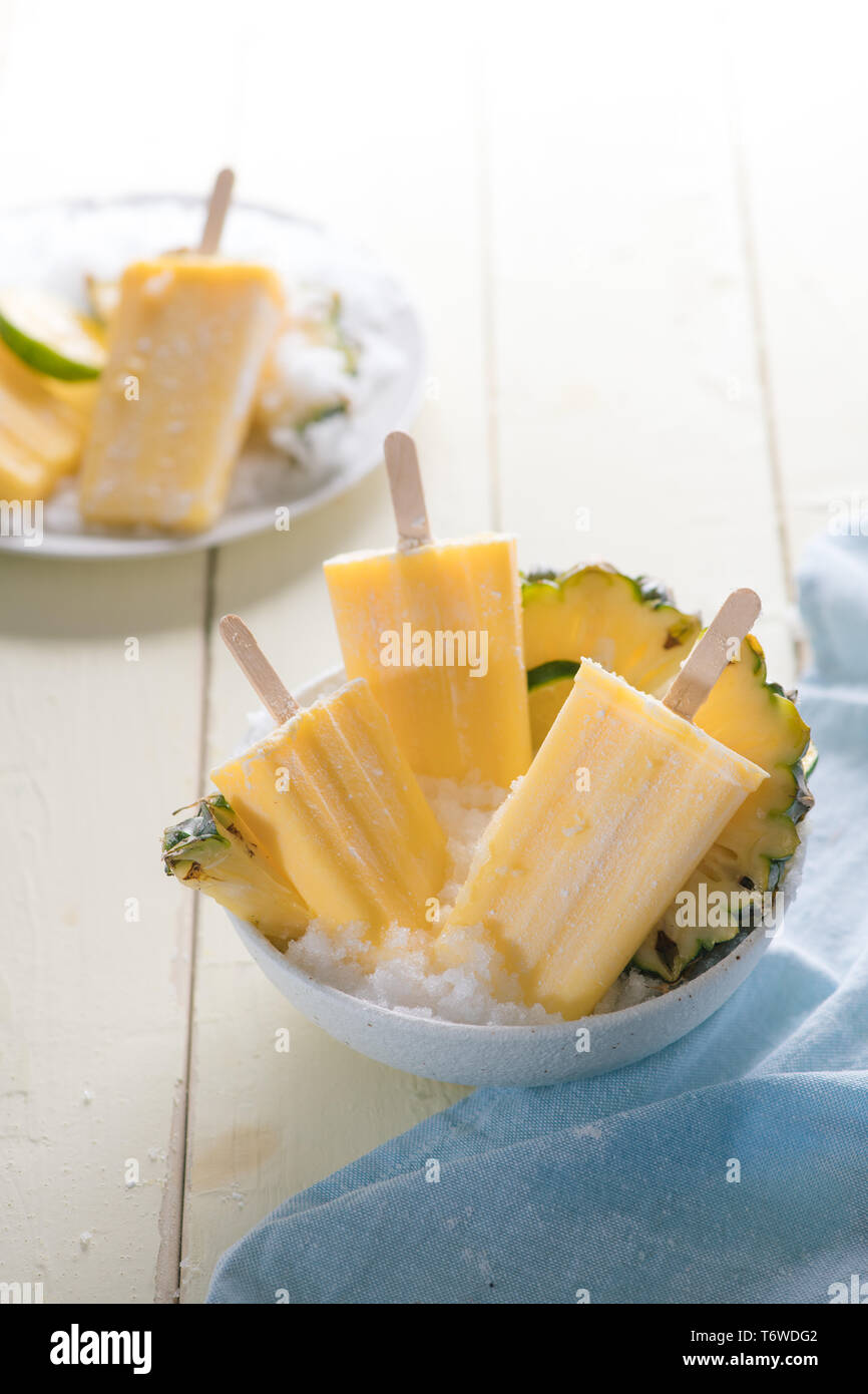 Gelato fatto in casa o popsicles dal ananas decorata. Vista dall'alto. Frutta congelata polpa. Estate dolci Foto Stock