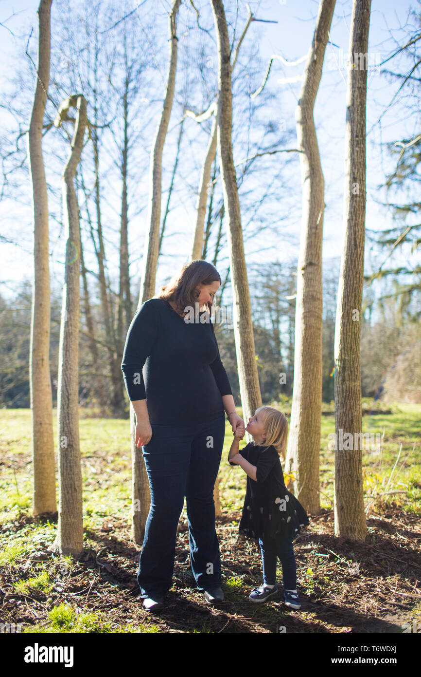 Madre e figlia interagire mentre a un parco naturale Foto Stock