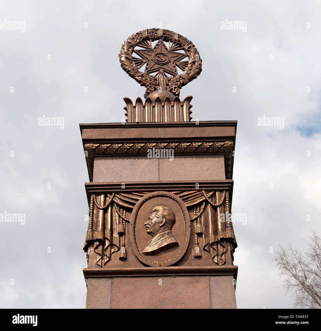 - San Pietroburgo, Russia - 20 Aprile 2019: bassorilievo con il ritratto di Giuseppe Vissarionovich Stalin su uno dei piloni trionfale Foto Stock