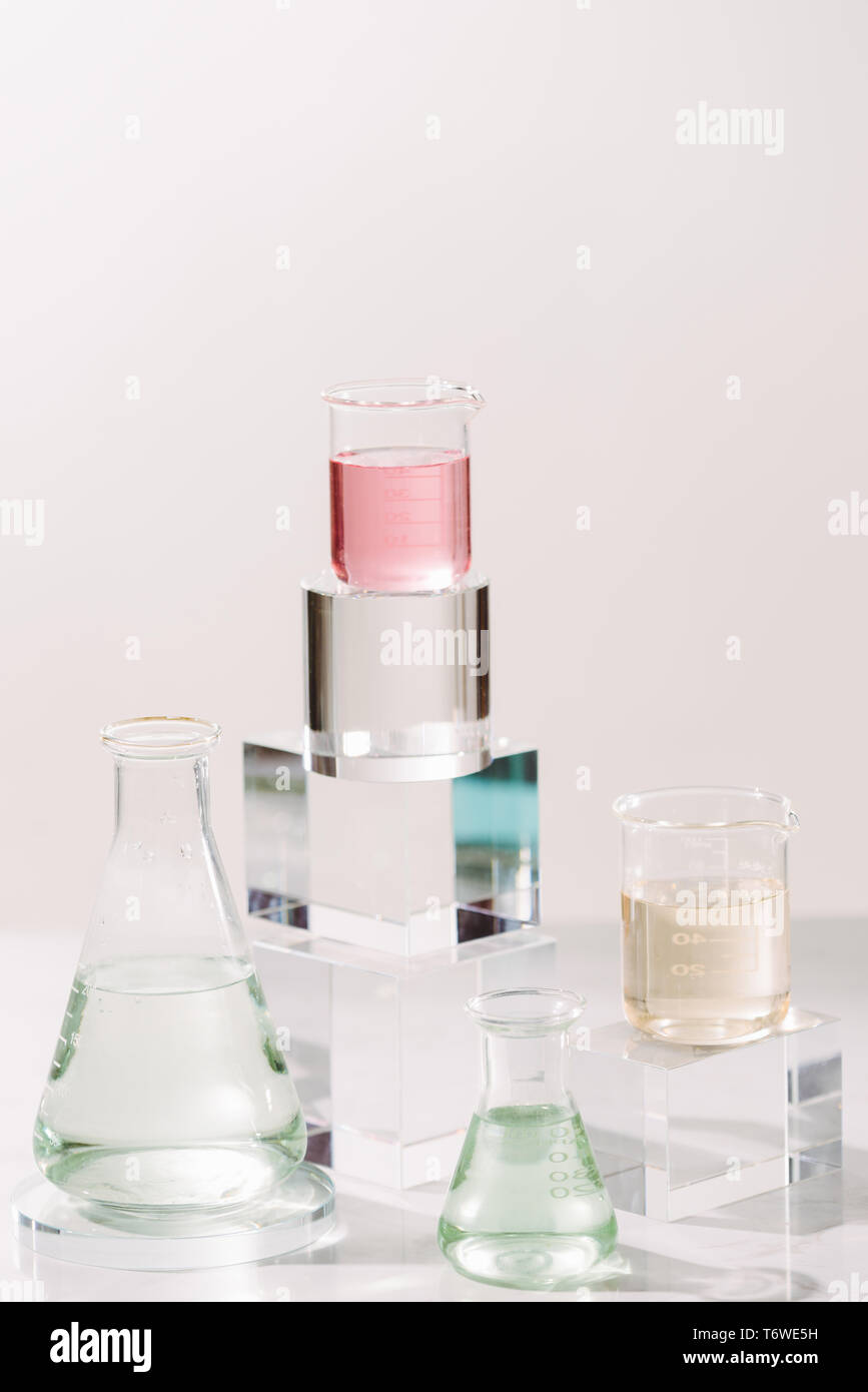 Processo per la fabbricazione di profumi. Esperimento di laboratorio ingrediente estratto per la bellezza naturale e organico prodotto cosmetico Foto Stock