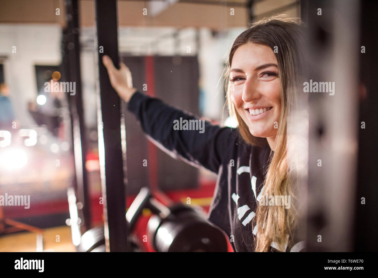 Ritratto di una donna attraente in palestra Foto Stock