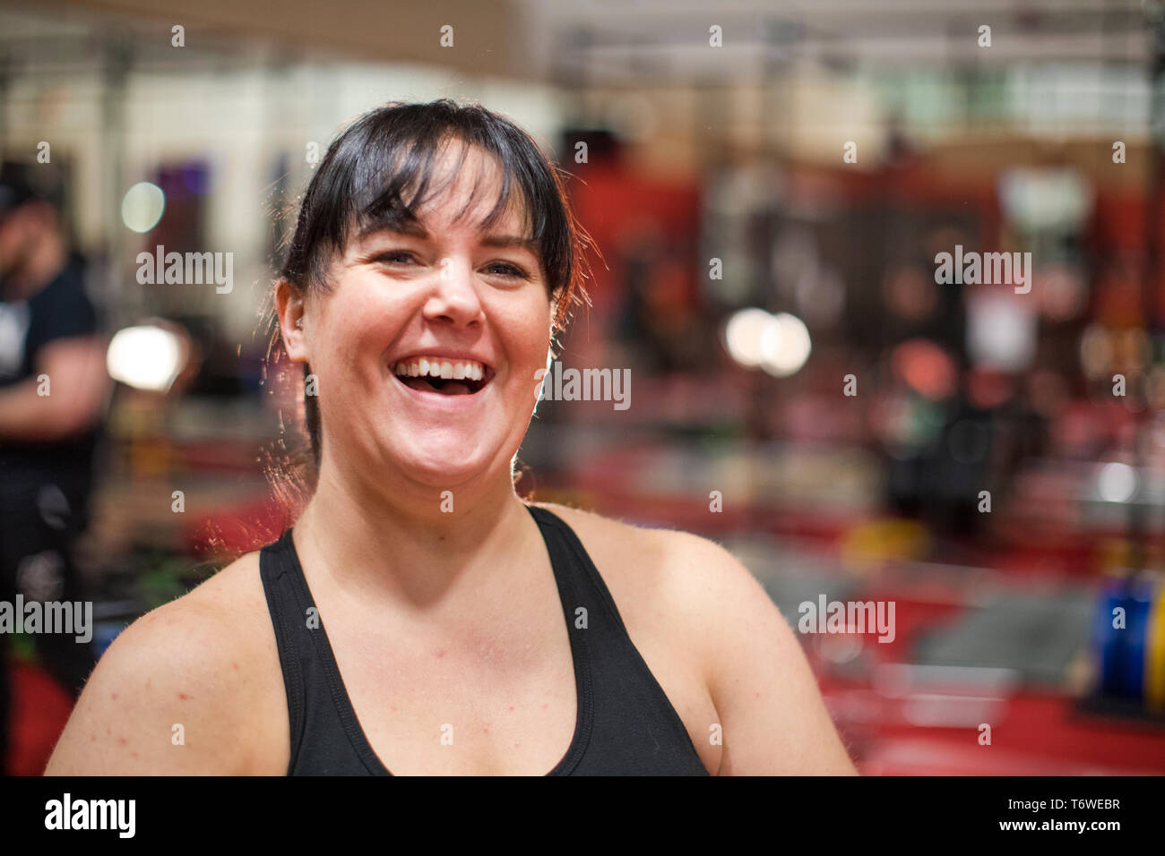 Ritratto di una donna felice in palestra. Foto Stock